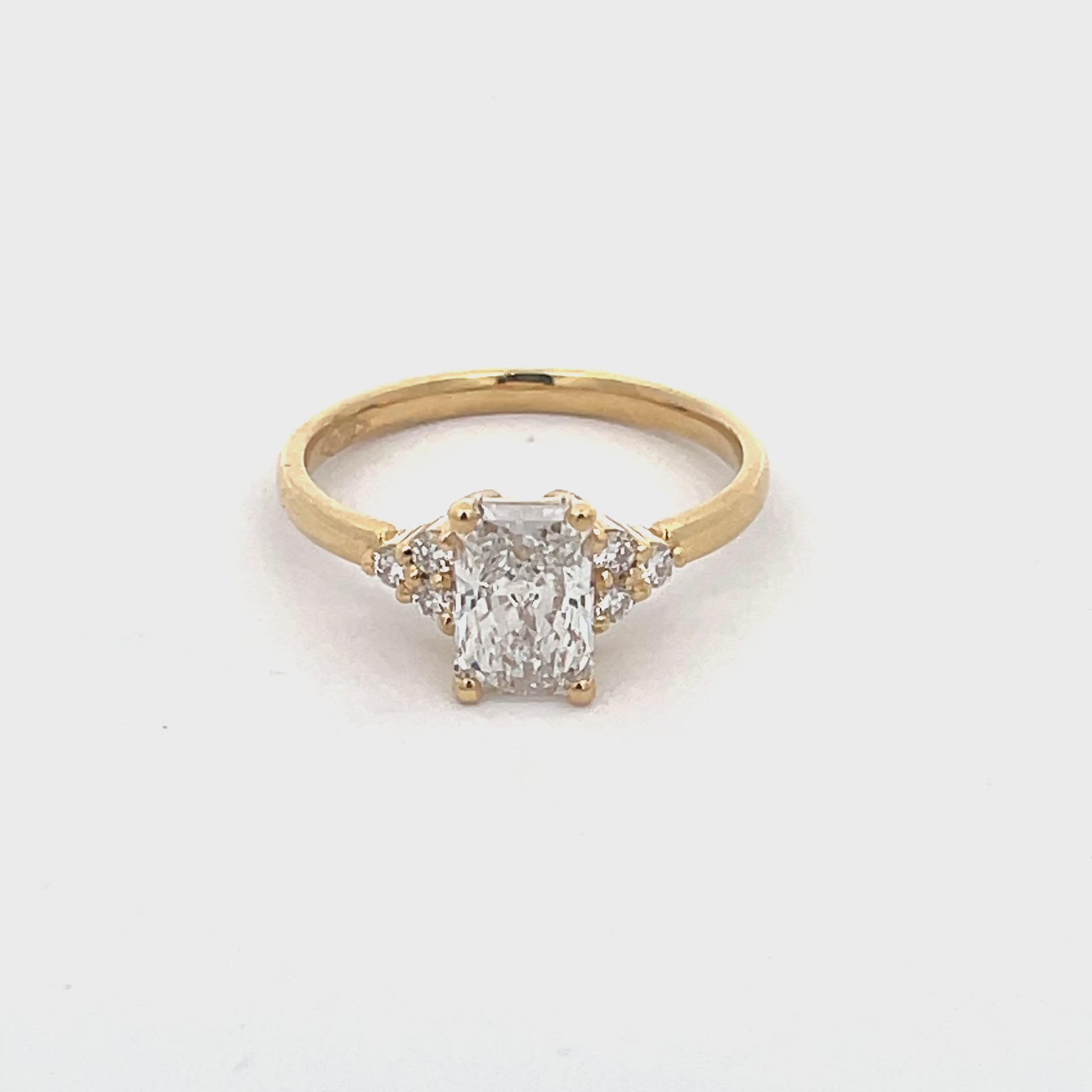 Anillo Fiorella